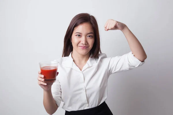 Mulher asiática saudável forte com suco de tomate . — Fotografia de Stock