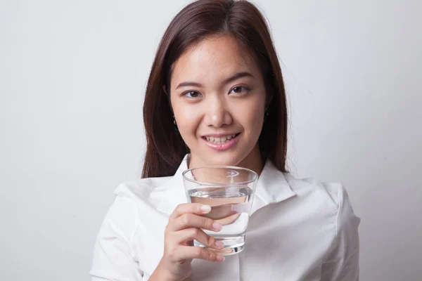 Junge asiatische Frau mit einem Glas Trinkwasser. — Stockfoto
