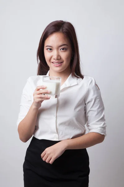 Gesunde asiatische Frau trinkt ein Glas Milch. — Stockfoto