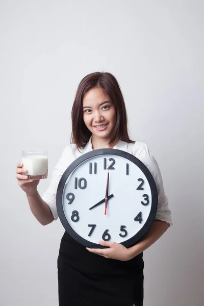 Zdrowa kobieta Azji picia szklankę mleka, przytrzymaj. — Zdjęcie stockowe