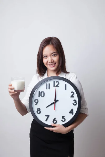 Saludable mujer asiática bebiendo vaso de leche celebrar reloj . — Foto de Stock