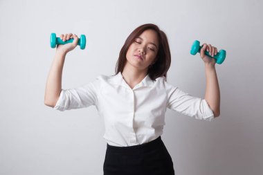 Asyalı kadın dumbbells ile yorgun.