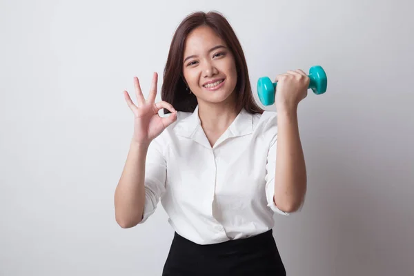 Saludable mujer asiática show OK con mancuernas . — Foto de Stock