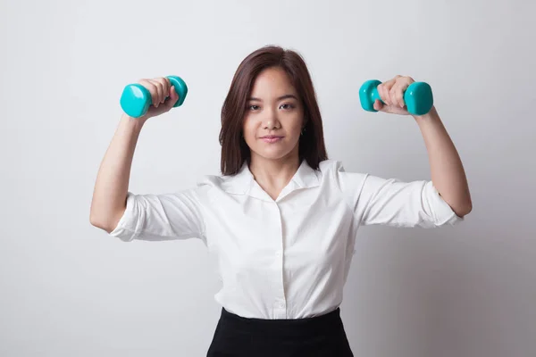 Saludable mujer de negocios asiática con mancuernas . — Foto de Stock