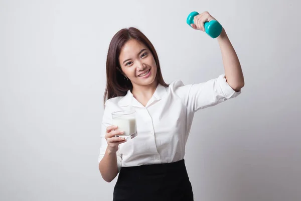Gezonde Aziatische vrouw drinken van een glas melk en halter. — Stockfoto