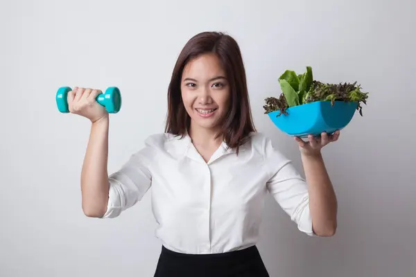 Friska asiatisk kvinna med hantlar och sallad. — Stockfoto