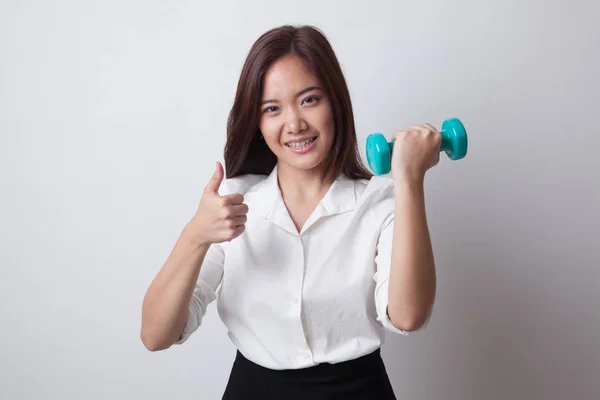 Saludable mujer asiática pulgares arriba con mancuernas . —  Fotos de Stock