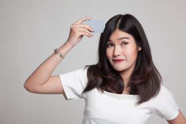 Genç Asyalı kadın düşünün boş bir kart ile.