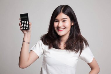 Asyalı kadın gülümseme ile hesap makinesi.