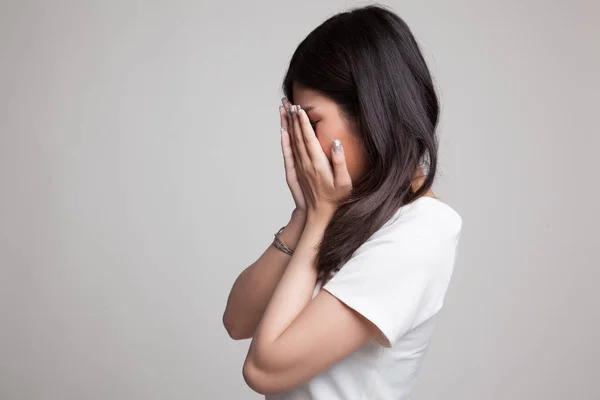 Triste joven asiática llorando con la palma de la mano. —  Fotos de Stock