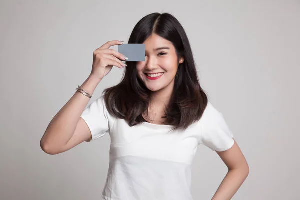 Jovem mulher asiática com cartão em branco sobre o olho . — Fotografia de Stock