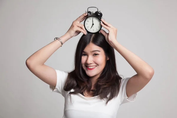Jovem mulher asiática sorriso com um relógio . — Fotografia de Stock