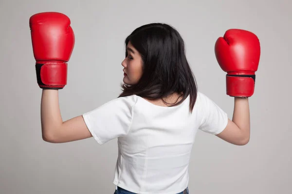 Joven mujer asiática con guantes de boxeo rojos . —  Fotos de Stock