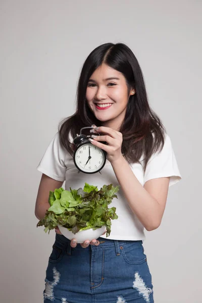 Joven mujer asiática con reloj y ensalada . —  Fotos de Stock