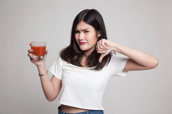Ásia mulher polegares para baixo ódio tomate suco . — Fotografia de Stock