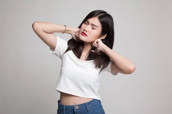 Sonolento jovem mulher asiática bocejo . — Fotografia de Stock
