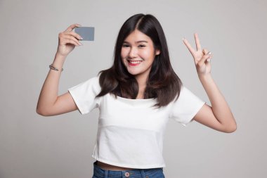 Boş bir kart ile genç Asyalı kadın gösterisi zafer.