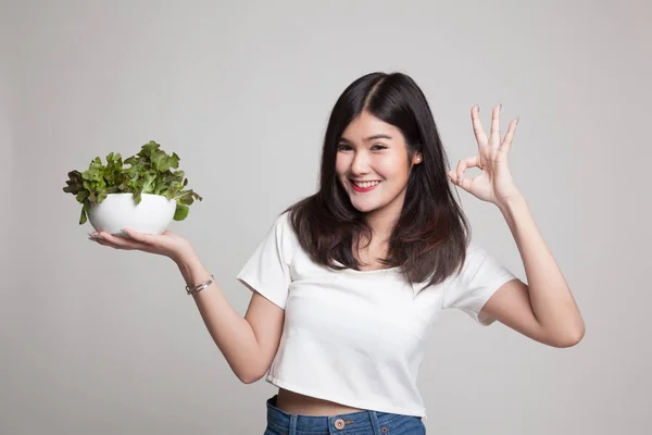 Saludable mujer asiática show OK con ensalada . —  Fotos de Stock