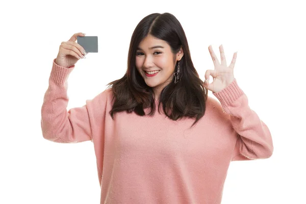 Jovem mulher asiática mostrar OK com um cartão em branco . — Fotografia de Stock