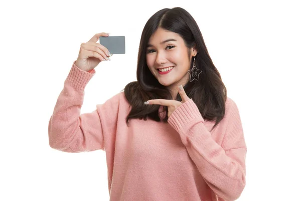 빈 카드를 젊은 아시아 여자 포인트. — 스톡 사진