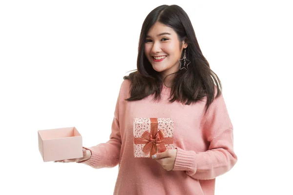 젊은 아시아 여자 오픈 황금 선물 상자. — 스톡 사진