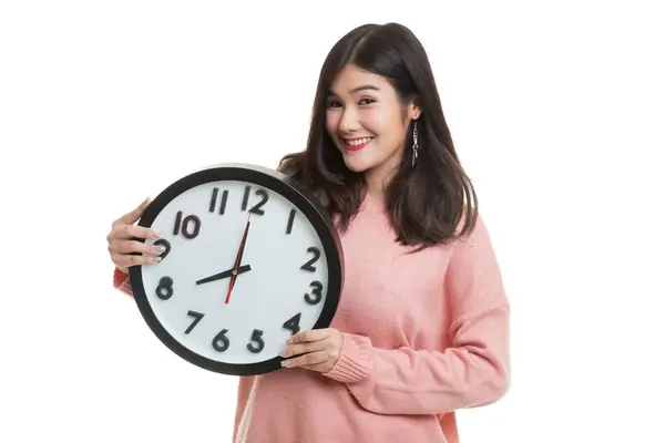 Giovane donna asiatica con un orologio. — Foto Stock