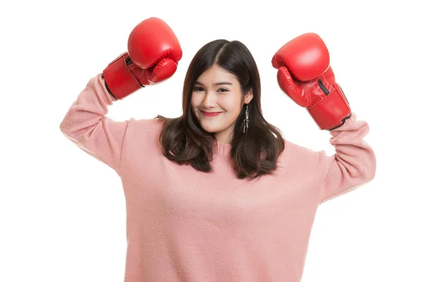 Jovem mulher asiática com luvas de boxe vermelho . — Fotografia de Stock