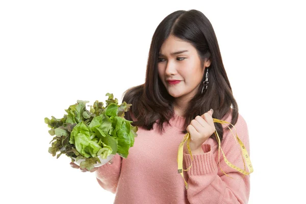 Нещасна Азіатський жінка з вимірювальна стрічка і салат. — стокове фото