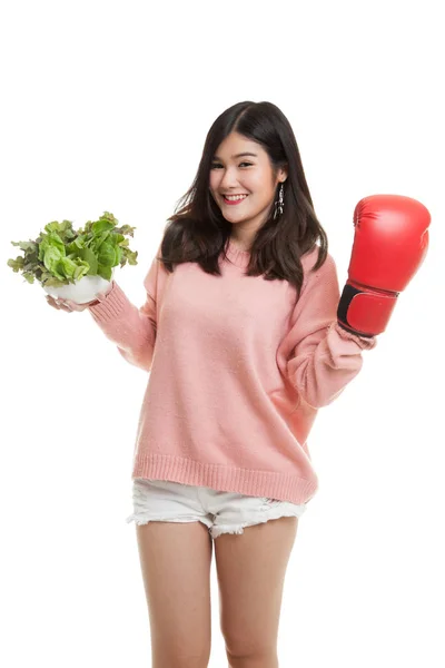 Junge Asiatin mit Boxhandschuhen und Salat. — Stockfoto