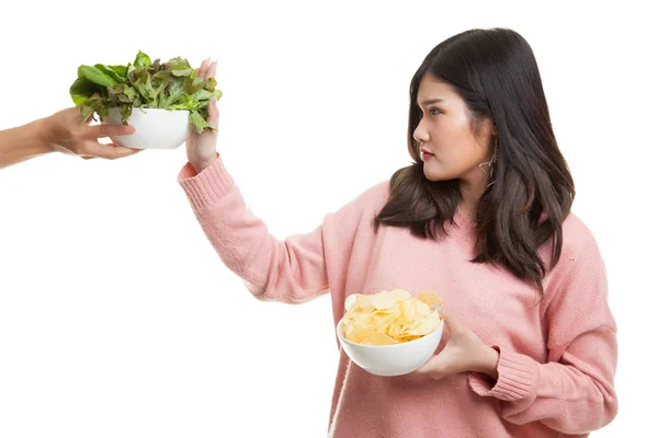 Joven asiática mujer con patatas fritas decir no a la ensalada . — Foto de Stock