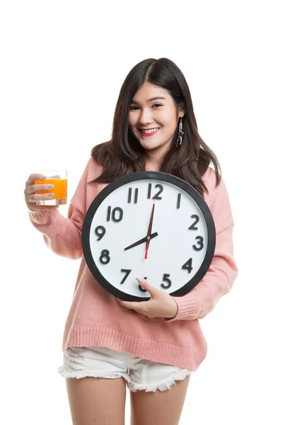 Asiatisk kvinna med en klocka drink apelsin juice. — Stockfoto