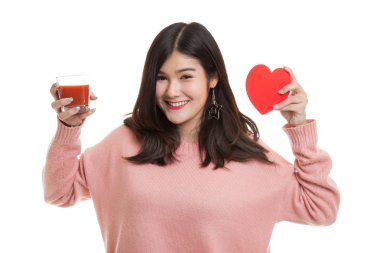 Domates suyu ve kırmızı kalpli genç Asyalı kadın.