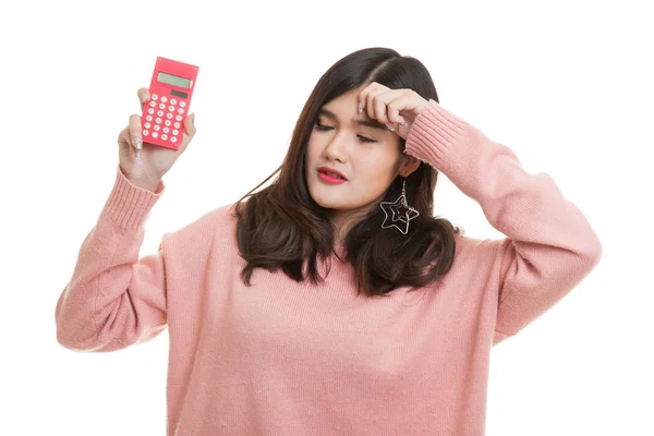 Mujer asiática tiene dolor de cabeza con calculadora . —  Fotos de Stock