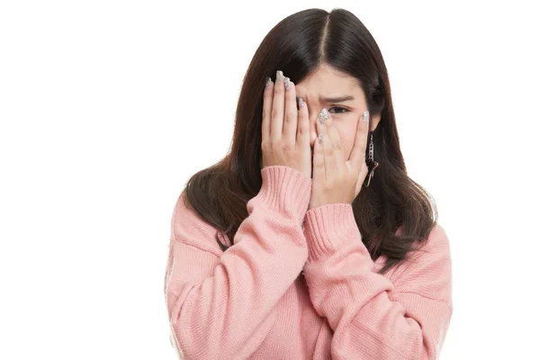 Beautiful young Asian woman peeking through fingers. — Stock Photo, Image