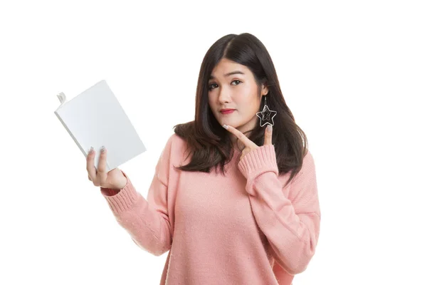 Молодая азиатка с книгой думает: . — стоковое фото
