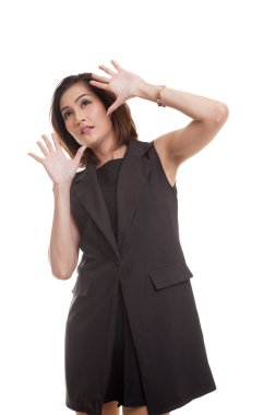 Heyecanlı genç Asyalı kadın aramak.