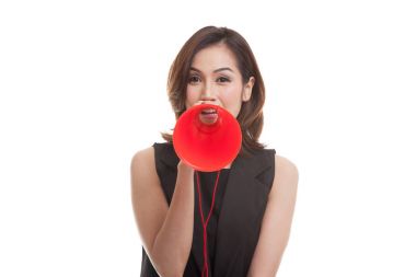 Güzel genç Asyalı kadın megafon ile ilan.