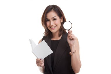 Bir kitap ve Büyüteç ile Asyalı kadın.