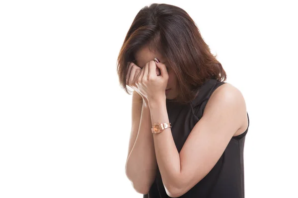 Droevige jonge Aziatische vrouw huilen met palm naar aangezicht. — Stockfoto