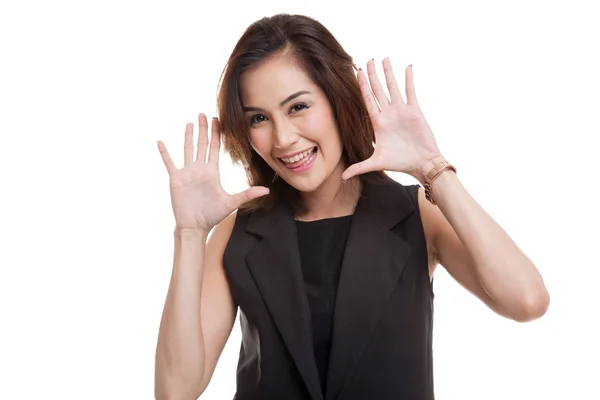 Jonge Aziatische vrouw haar tong uitsteekt. — Stockfoto