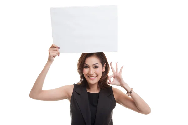 Giovane donna asiatica mostra OK con bianco segno in bianco . — Foto Stock