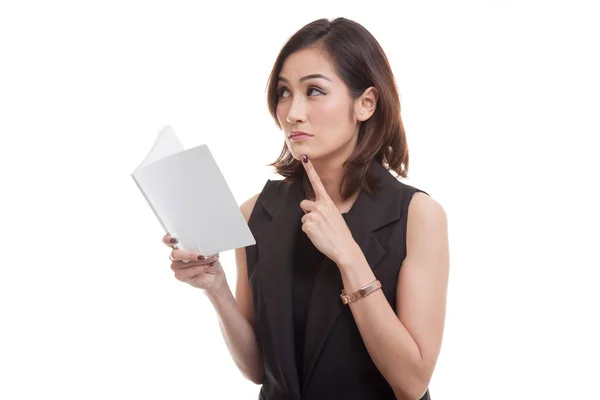 Junge asiatische Frau mit einem Buch denkt nach. — Stockfoto