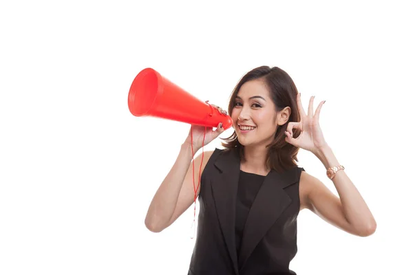 Mooie jonge Aziatische vrouw Toon Ok kondigen met megafoon. — Stockfoto