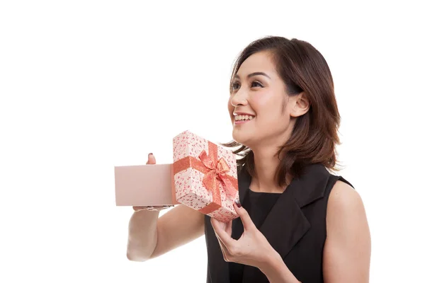 Junge asiatische Frau öffnen ein Geschenk-Box. — Stockfoto