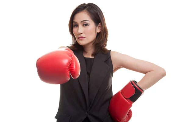 Joven mujer asiática con guantes de boxeo rojos . — Foto de Stock