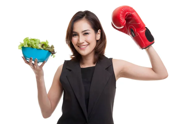 Mladá asijská žena s Boxerské rukavice a salátem. — Stock fotografie
