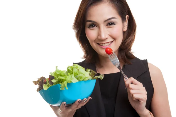 Saludable mujer asiática con ensalada . — Foto de Stock