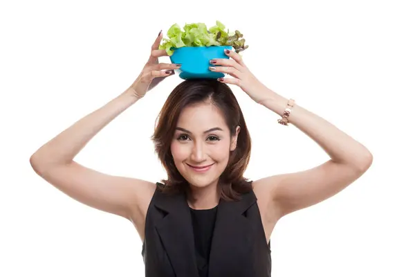 Gezonde Aziatische vrouw met salade. — Stockfoto