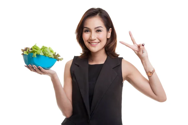 Здорові азіатські жінки Показати знак перемоги з салатом. — стокове фото