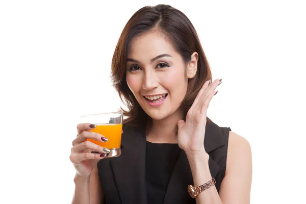 Glad ung asiatisk kvinna drink apelsin juice. — Stockfoto